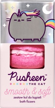 Pusheen The Cat smooth & soft bath fizzers. Holograficzne opakowanie z jednorożcem Pusheen i różową kulą do kąpieli macaron.