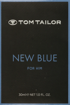 Frontalny widok kartonika perfum Tom Tailor New Blue dla mężczyzn, ciemny z delikatnym wzorem i niebieskimi napisami, 30ml.