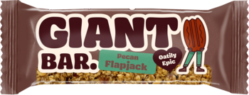Baton zbożowy Giant Bar o smaku Pecan Flapjack w opakowaniu, widok z przodu. Brązowe logo, zielona etykieta.