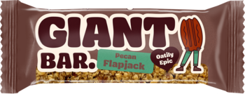 Baton zbożowy Giant Bar o smaku Pecan Flapjack w opakowaniu, widok z przodu. Brązowe logo, zielona etykieta.
