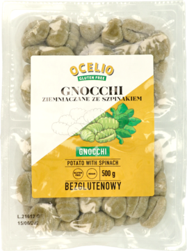 Bezglutenowe gnocchi ziemniaczane ze szpinakiem Ocelio w przezroczystym opakowaniu, widoczne zielone kluseczki.