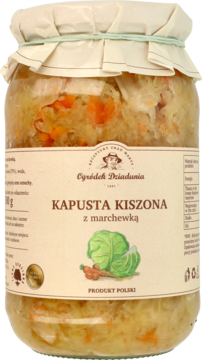 Szklany słoik kapusty kiszonej z marchewką, widok z przodu, z beżową etykietą i materiałowym wieczkiem.