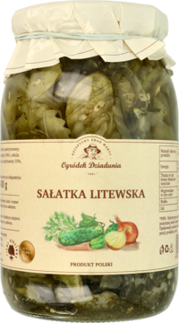 Słoik szklany pasteryzowanej Sałatki Litewskiej Cygródek Dziadunia, z ogórkami i cebulą. Widok z przodu.
