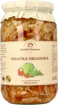 Szklany słój Sałatki Obiadowej Ogródek Dziadunia: poszatkowana kapusta, marchew, papryka w marynacie, widok z przodu.