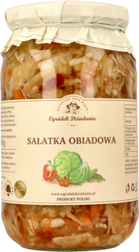 Szklany słój Sałatki Obiadowej Ogródek Dziadunia: poszatkowana kapusta, marchew, papryka w marynacie, widok z przodu.