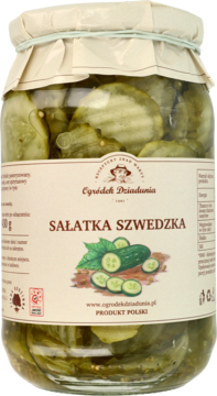 Słoik Sałatki szwedzkiej Ogródek Dziadunia, zielone ogórki w marynacie, widok z przodu.