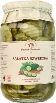 Słoik Sałatki szwedzkiej Ogródek Dziadunia, zielone ogórki w marynacie, widok z przodu.