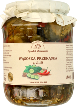 Słoik Wąsowska Przekąska z chili: grubo krojone ogórki konserwowe z papryczkami. Widok z przodu etykiety.