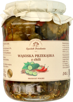 Słoik Wąsowska Przekąska z chili: grubo krojone ogórki konserwowe z papryczkami. Widok z przodu etykiety.