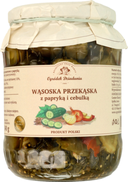 Słoik Wąsowska Przekąska: grubo krojone ogórki konserwowe z papryką i cebulką, widok z przodu na etykietę.