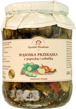 Słoik Wąsowska Przekąska: grubo krojone ogórki konserwowe z papryką i cebulką, widok z przodu na etykietę.