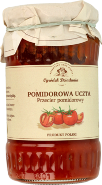 Frontowy widok słoika przecieru pomidorowego Ogródek Dziadunia, czerwony, z brązową etykietą i pomidorami.