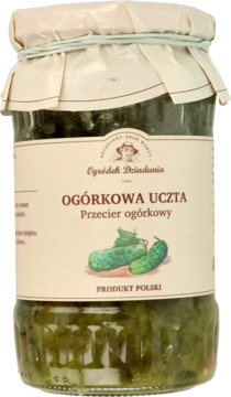Szklany słoik zielonego przecieru z ogórków kiszonych, z beżową etykietą Ogórkowa Uczta, widok z przodu.