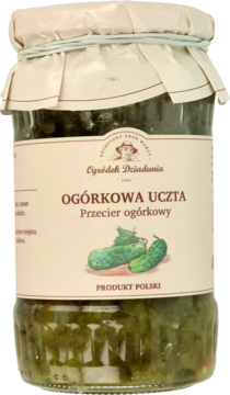 Szklany słoik zielonego przecieru z ogórków kiszonych, z beżową etykietą Ogórkowa Uczta, widok z przodu.