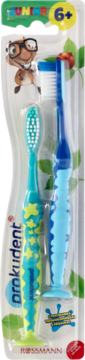 Dwa niebieskie szczoteczki Prokudent Junior 6+ dla dzieci w blisterze, z wizerunkiem wiewiórki i ergonomicznymi uchwytami.