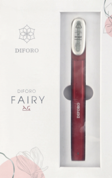 Urządzenie Diforo Fairy Ag w otwartym białym opakowaniu z logo. Czerwone, podłużne urządzenie do twarzy w dedykowanej wnęce.