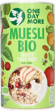 Zielone opakowanie One Day More Musli Bio Fruity Tiger Nuts z owocami, widok z przodu, zbliżenie na musli w misce.