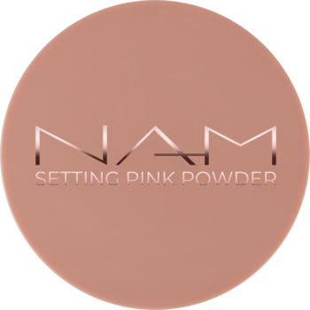 Okrągły puder NAM Setting Pink Powder w jasnoróżowym kompakcie, metaliczne logo, widok z góry.