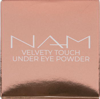NAM Velvety Touch Under Eye Powder w błyszczącym, różowo-złotym kwadratowym pudełku, widok z przodu.