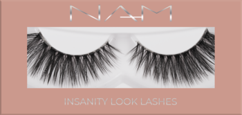 Sztuczne rzęsy NAM Insanity Look Lashes w różowym opakowaniu, widok z przodu. Czarne, gęste, na białym tle.