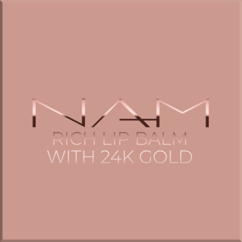 NAM Rich Lip Balm z 24K złotem, opakowanie w odcieniu rose gold z metalicznym logo, widok z przodu.