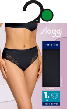 Czarne figi Sloggi Romance Tai z koronkowymi wstawkami na modelce. Z boku widoczne opakowanie "1x TAI MICRO-COTTON".