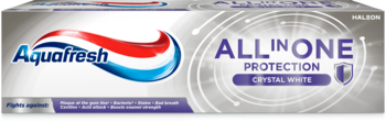 Biało-szare pudełko pasty Aquafresh All in One Protection Crystal White, z przodu logo i duży napis ALL IN ONE.