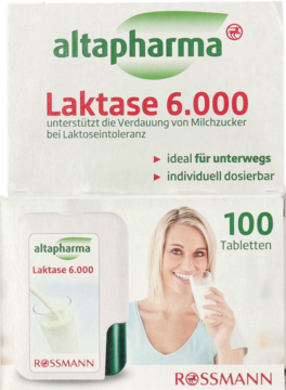 altapharma Laktase 6.000, białe opakowanie z zielonym napisem, obok zdjęcie kobiety z mlekiem.
