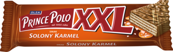 Brązowe opakowanie wafla Prince Polo XXL Solony Karmel z logo. Widoczny przekrój wielowarstwowego wafla z karmelem.