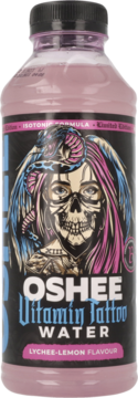 Różowy napój izotoniczny OSHEE Vitamin Tattoo Water, smak liczi-cytryna, w butelce z etykietą z grafiką czaszki.