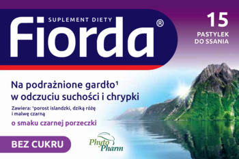 Front opakowania Fiorda, 15 pastylek do ssania na gardło. Fioletowy kartonik z pejzażem, smak czarnej porzeczki, bez cukru.