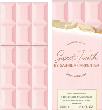 Różowa woda perfumowana Sweet Tooth Sabrina Carpenter 75ml, widok przodu opakowania i tekstura bloku czekolady.