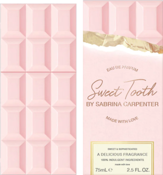 Różowa woda perfumowana Sweet Tooth Sabrina Carpenter 75ml, widok przodu opakowania i tekstura bloku czekolady.