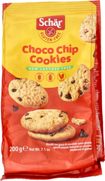 Schar Choco Chip Cookies w czerwono-żółtym opakowaniu, bezglutenowe, bez laktozy, z widocznymi ciastkami.