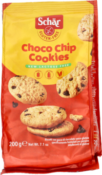 Schar Choco Chip Cookies w czerwono-żółtym opakowaniu, bezglutenowe, bez laktozy, z widocznymi ciastkami.