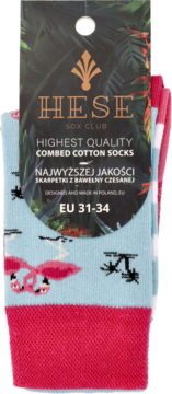 Skarpetki HESE Sox Club, bawełniane, we wzór flamingów i palm na błękitnym tle, różowy ściągacz, przód.