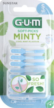 GUM Soft-Picks Minty S 40, miętowe, niebieskie czyściki międzyzębowe w blistrze, z przodu, na tle mięty.