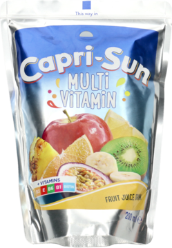Srebrno-niebieska saszetka Capri-Sun Multi Vitamin, widok z przodu, z ilustracją jabłka, kiwi i pomarańczy.