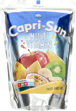 Srebrno-niebieska saszetka Capri-Sun Multi Vitamin, widok z przodu, z ilustracją jabłka, kiwi i pomarańczy.