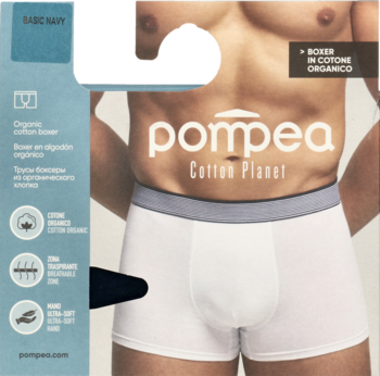 Pompea białe bokserki męskie z organicznej bawełny z oddychającymi strefami, na modelu, widok z opakowaniem.