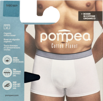 Pompea białe bokserki męskie z organicznej bawełny z oddychającymi strefami, na modelu, widok z opakowaniem.