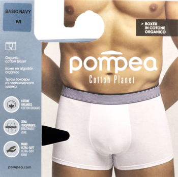 Bokserki męskie Pompea Basic Navy M, białe, z bawełny organicznej, przód na modelu, widoczny szary pas.