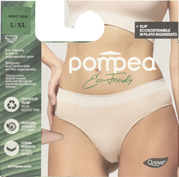 Beżowe figi damskie Pompea Basic Skin Eco-Friendly, z przędzy Q-NOVA, noszone przez modelkę, z widocznym opakowaniem.