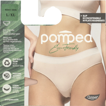 Beżowe figi damskie Pompea Basic Skin Eco-Friendly, z przędzy Q-NOVA, noszone przez modelkę, z widocznym opakowaniem.