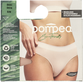 Modelka prezentująca beżowe brazyliany Pompea Eco-Friendly z przędzy Q-NOVA, widok z przodu, część opakowania.
