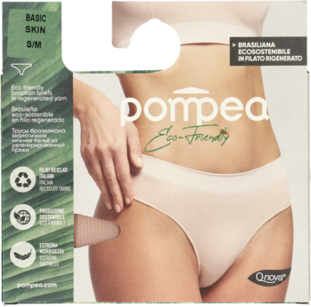 Modelka prezentująca beżowe brazyliany Pompea Eco-Friendly z przędzy Q-NOVA, widok z przodu, część opakowania.