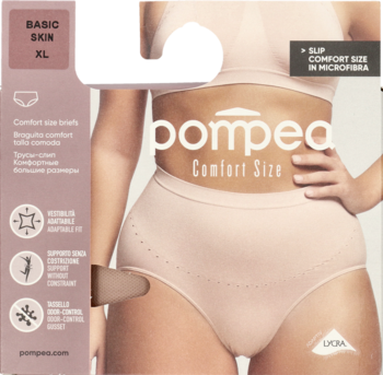 Nude figi Pompea Comfort Size z mikrofibry na modelce, z widocznym lewym fragmentem opakowania BASIC SKIN.