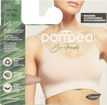 Opakowanie biustonosza Pompea Eco-Friendly w kolorze nude, z przędzy Q-NOVA, noszonego przez modelkę.
