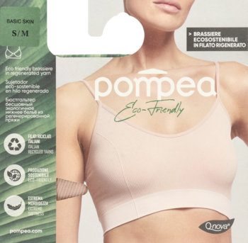 Jasnoróżowy biustonosz Pompea Basic Skin z regenerowanej przędzy Q-NOVA, na modelce, z opakowaniem.