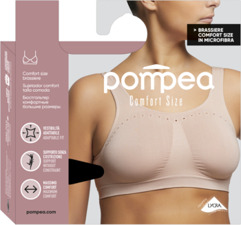 Nude, bezszwowy biustonosz Pompea Comfort Size z miękkiej mikrofibry, na modelce. Z lewej widoczne różowe opakowanie produktu.